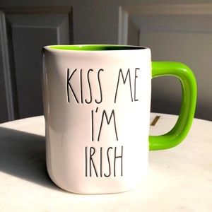 🎉HostPick!🎉Rae Dunn Kiss Me I’m Irish Mug